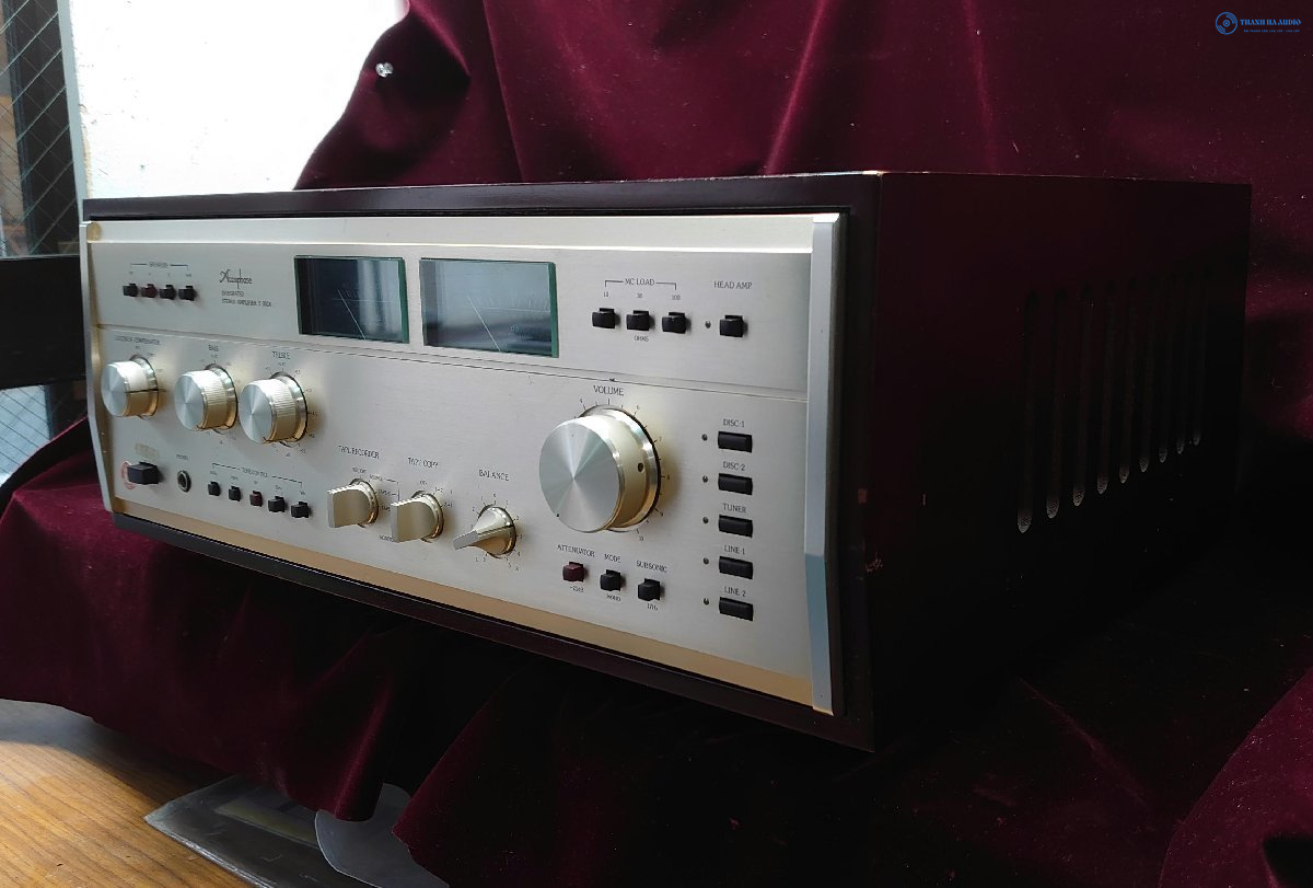 Accuphase E-303 canh phai