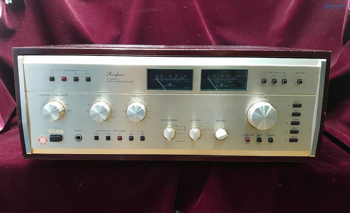 Accuphase E-303 mat truoc 2