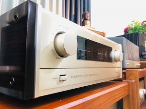 Accuphase E-305 goc trai