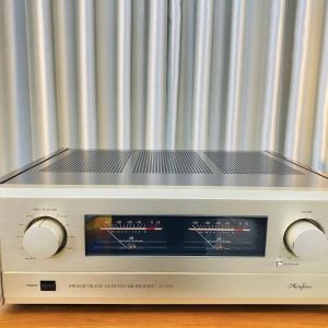 ACCUPHASE E-305 mat truoc
