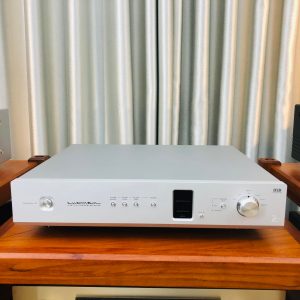 Luxman DA-06 mat truoc