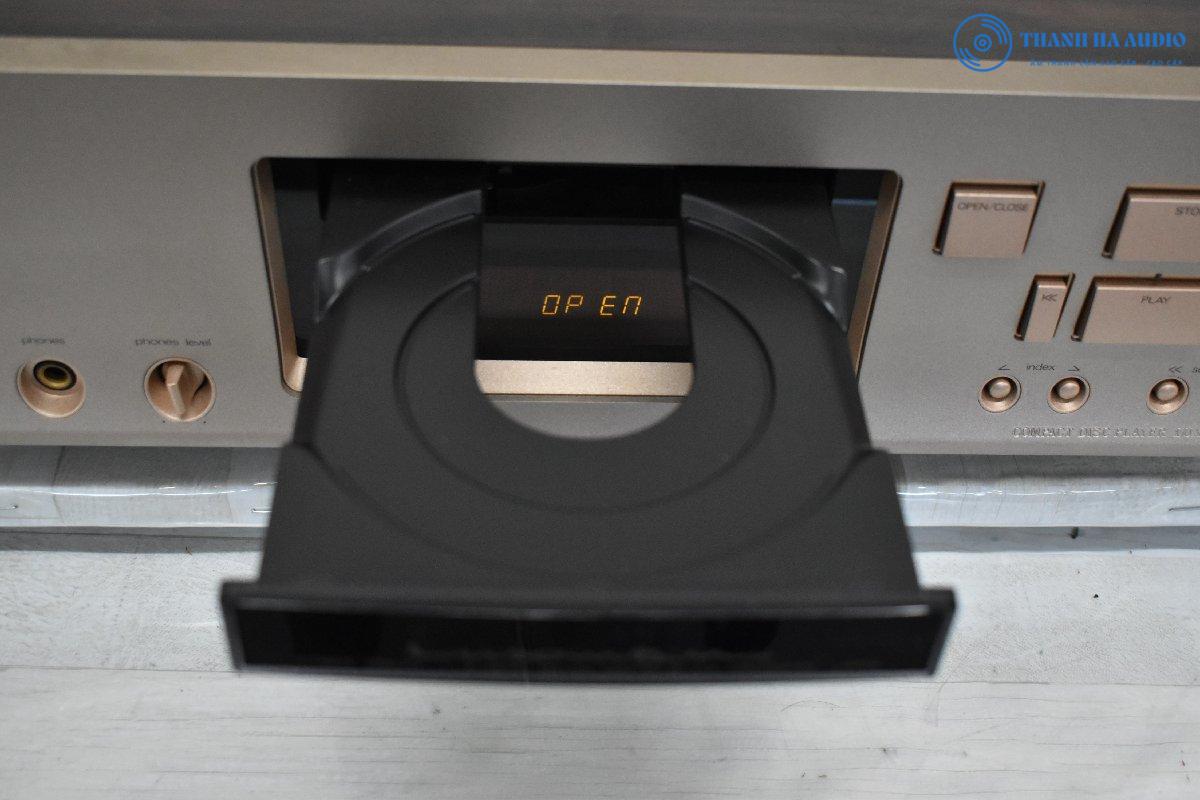 Luxman D700s cua dia