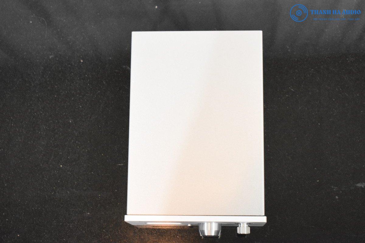 Luxman DA-100 mat tren