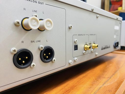 Luxman D 05 cong ket noi