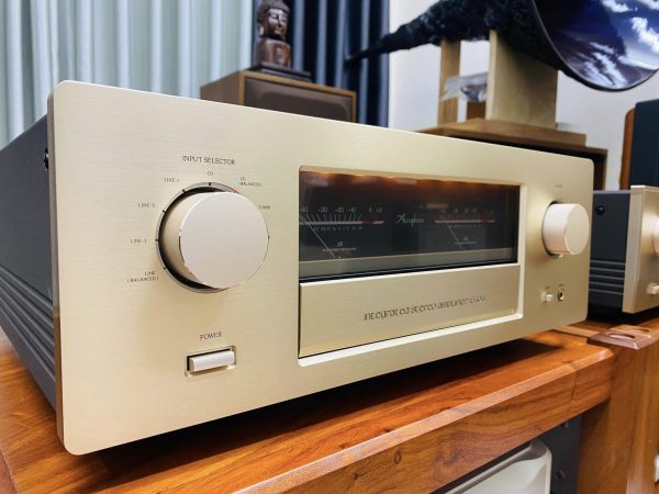 Accuphase E-406 mat truoc